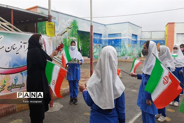 بزرگداشت دهه فجر در دبستان کوثر جوادآباد