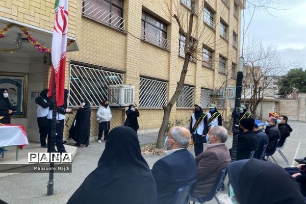 طنین انداز شدن زنگ انقلاب در هنرستان یادگار امام در جماران