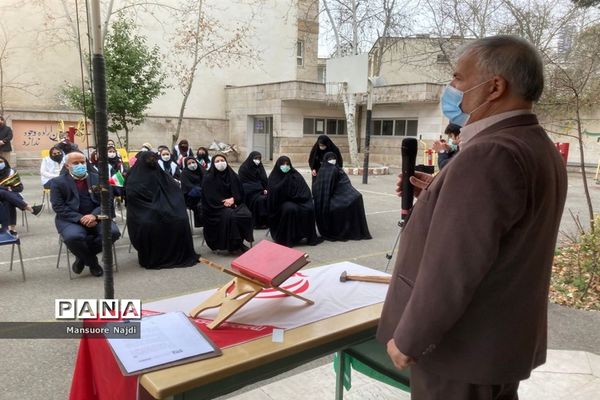 طنین انداز شدن زنگ انقلاب در هنرستان یادگار امام در جماران