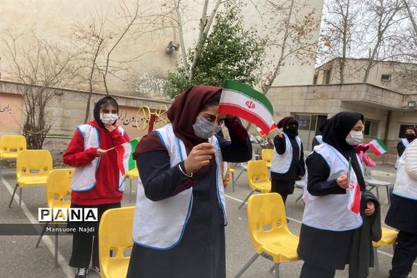 طنین انداز شدن زنگ انقلاب در هنرستان یادگار امام در جماران