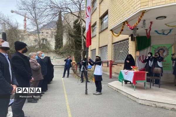 طنین انداز شدن زنگ انقلاب در هنرستان یادگار امام در جماران
