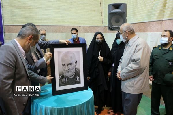 نواخته شدن زنگ انقلاب در دبیرستان نمونه دولتی حضرت معصومه(س) قم