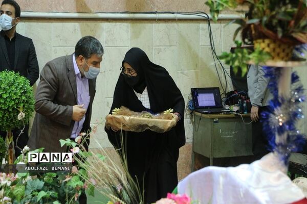 نواخته شدن زنگ انقلاب در دبیرستان نمونه دولتی حضرت معصومه(س) قم