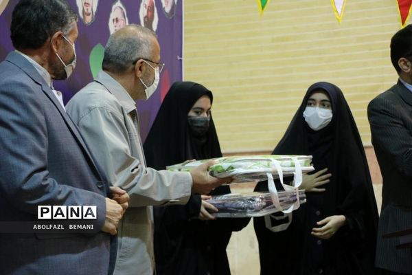 نواخته شدن زنگ انقلاب در دبیرستان نمونه دولتی حضرت معصومه(س) قم