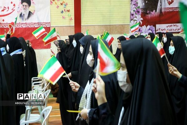 نواخته شدن زنگ انقلاب در دبیرستان نمونه دولتی حضرت معصومه(س) قم