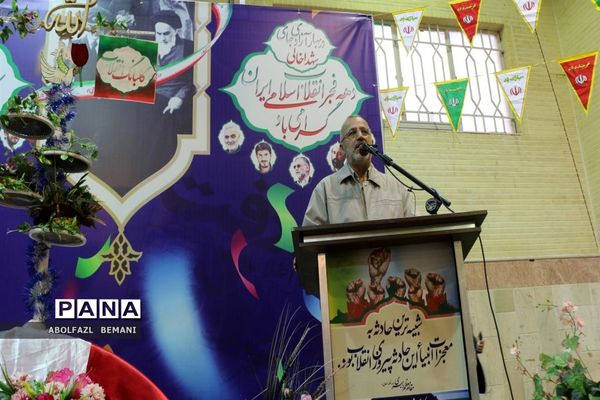 نواخته شدن زنگ انقلاب در دبیرستان نمونه دولتی حضرت معصومه(س) قم