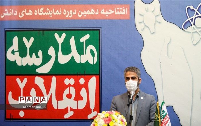 تاریخی: دانش‌آموزان در نمایشگاه‌های مدرسه انقلاب روایتگری می‌کنند