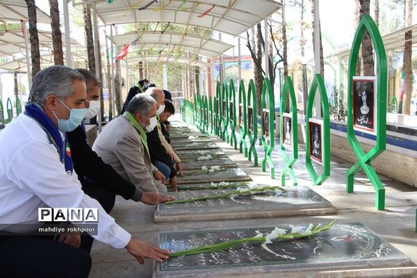 همزمان با ایام الله دهه مبارک فجر مراسم عطرافشانی و غبارروبی مزار شهدای شهرستان بیرجند