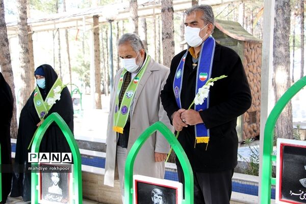 همزمان با ایام الله دهه مبارک فجر مراسم عطرافشانی و غبارروبی مزار شهدای شهرستان بیرجند
