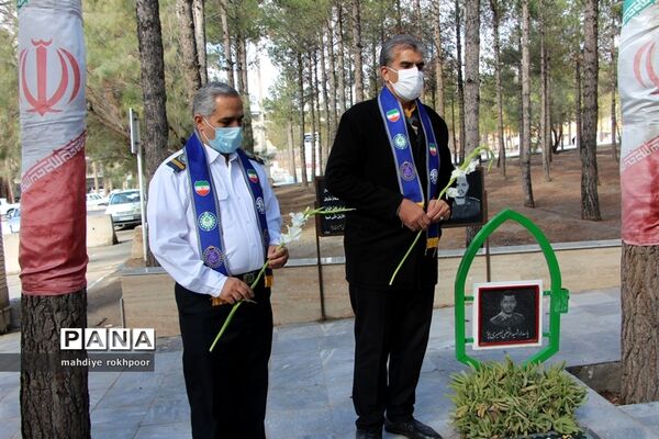 همزمان با ایام الله دهه مبارک فجر مراسم عطرافشانی و غبارروبی مزار شهدای شهرستان بیرجند