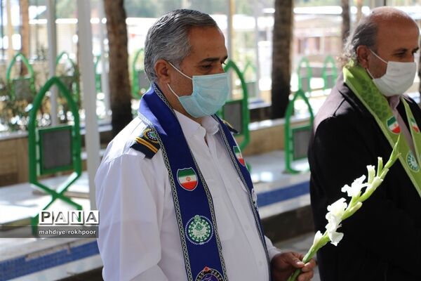 همزمان با ایام الله دهه مبارک فجر مراسم عطرافشانی و غبارروبی مزار شهدای شهرستان بیرجند