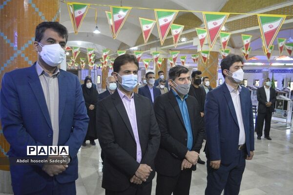عطر افشانی قبور مطهر شهدا به مناسبت  ایام الله دهه فجر در بوشهر