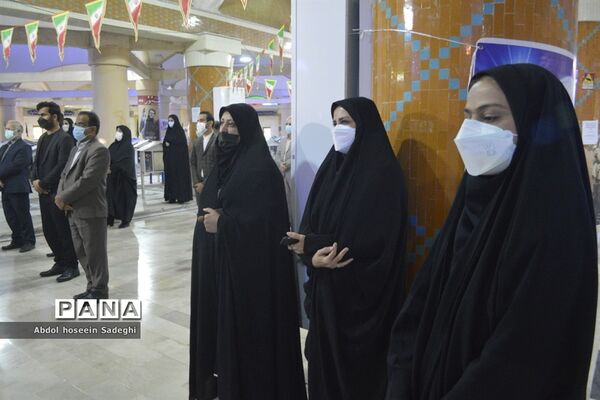 عطر افشانی قبور مطهر شهدا به مناسبت  ایام الله دهه فجر در بوشهر