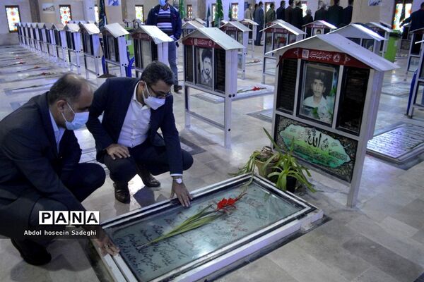 عطر افشانی قبور مطهر شهدا به مناسبت  ایام الله دهه فجر در بوشهر