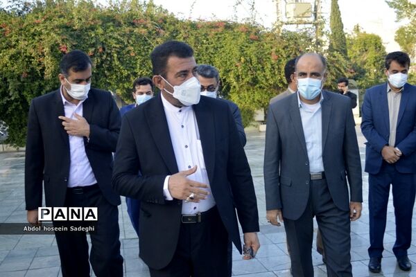 عطر افشانی قبور مطهر شهدا به مناسبت  ایام الله دهه فجر در بوشهر
