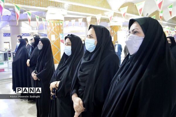 عطر افشانی قبور مطهر شهدا به مناسبت  ایام الله دهه فجر در بوشهر