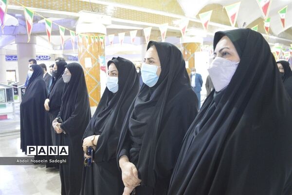 عطر افشانی قبور مطهر شهدا به مناسبت  ایام الله دهه فجر در بوشهر