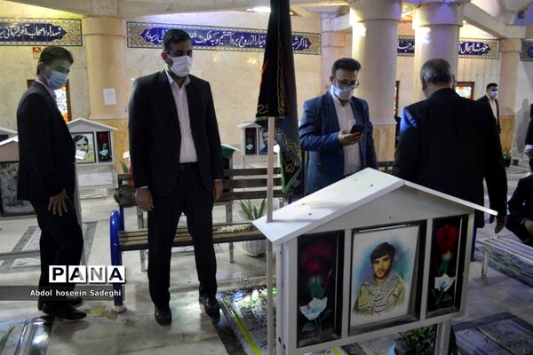 عطر افشانی قبور مطهر شهدا به مناسبت  ایام الله دهه فجر در بوشهر