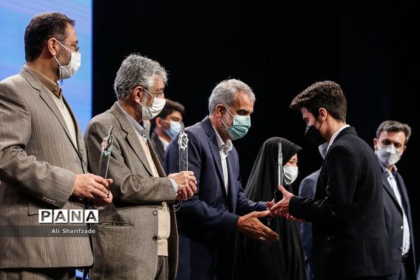 مراسم تجلیل از مدال‌آوران المپیادهای علمی و دانش‌آموزان برگزیده کنگره سراسری قرآن کریم و جشنواره جوان خوارزمی