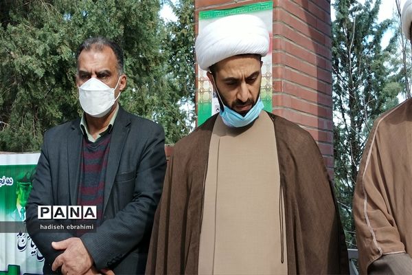 غبارروبی و عطر افشانی گلزار شهدا در گلوگاه