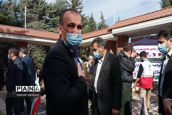 غبارروبی و عطر افشانی گلزار شهدا در گلوگاه