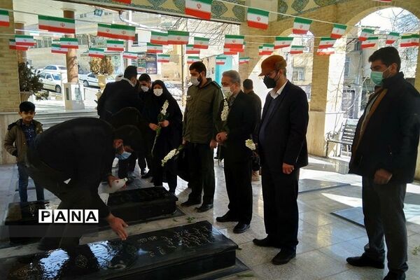 غبار‌روبی مزار شهدای روستای کریتون  و شهر رودهن درسومین روز دهه‌فجر