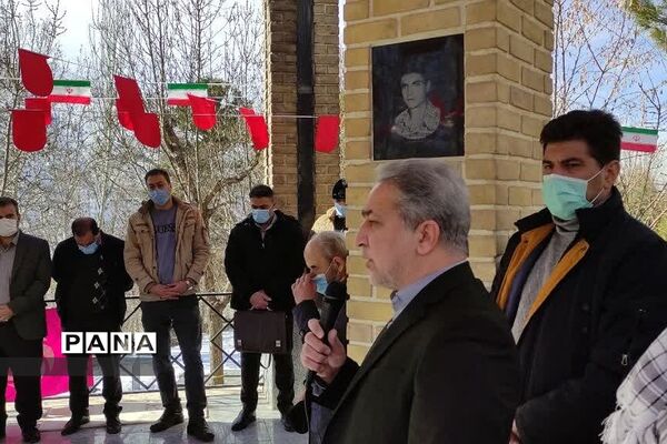غبار‌روبی مزار شهدای روستای کریتون  و شهر رودهن درسومین روز دهه‌فجر