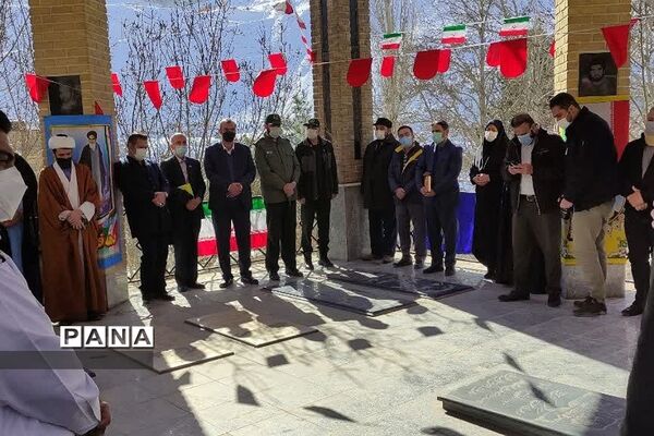 غبار‌روبی مزار شهدای روستای کریتون  و شهر رودهن درسومین روز دهه‌فجر