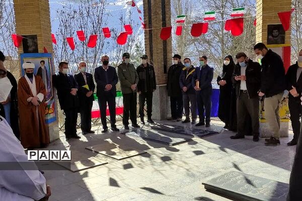 غبار‌روبی مزار شهدای روستای کریتون  و شهر رودهن درسومین روز دهه‌فجر