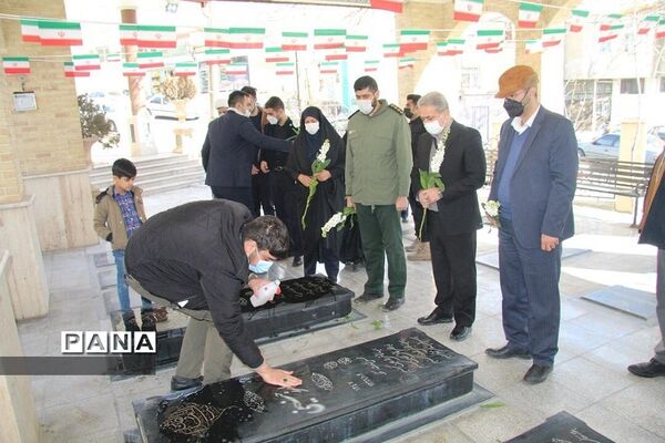 غبار‌روبی مزار شهدای روستای کریتون  و شهر رودهن درسومین روز دهه‌فجر