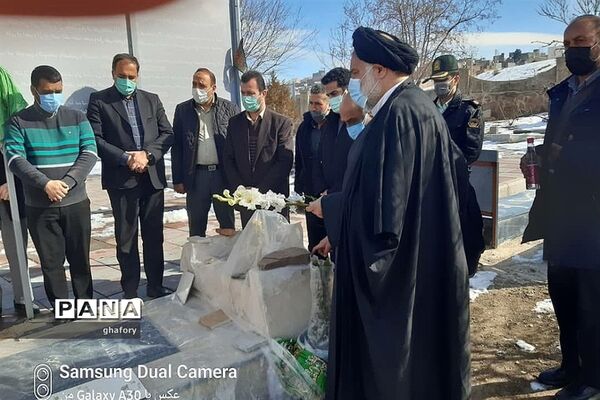 مزار شهدای گرانقدر شهرستان دماوند غبارروبی و عطرافشانی شد