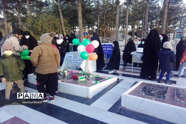 مهمانی لاله‌ها در  زیارتگاه شهید مدرس کاشمر