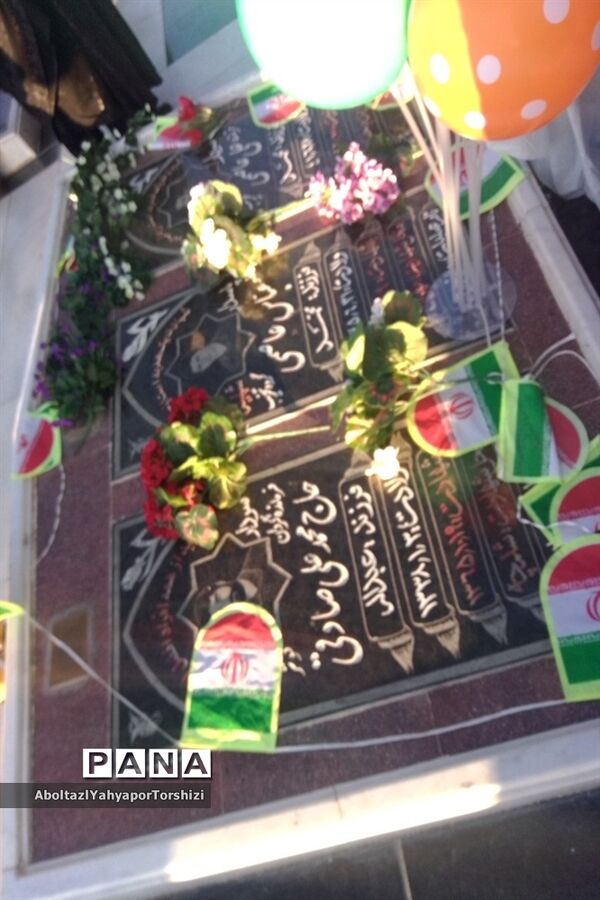 مهمانی لاله‌ها در  زیارتگاه شهید مدرس کاشمر