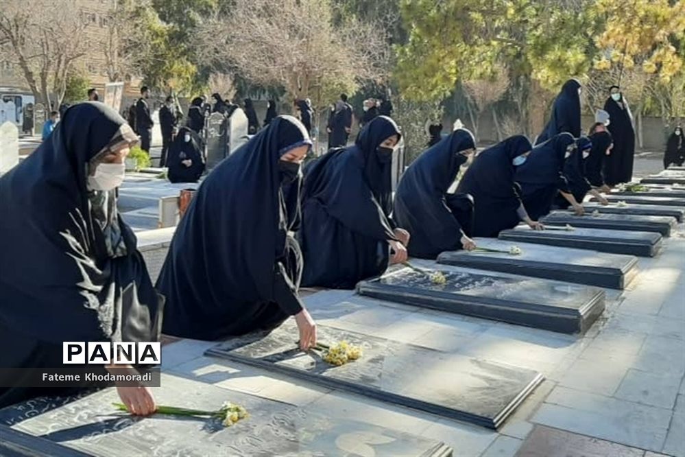 عطرافشانی و غبارویی قبور مطهر شهدا در شیراز