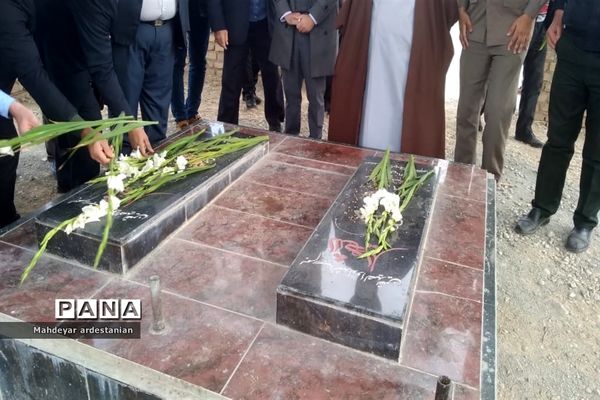 عطرافشانی و گلباران مزار شهدای جوادآباد