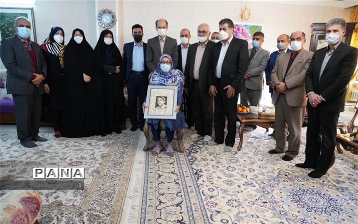 دیدار سرپرست آموزش و پرورش استان اصفهان با خانواده شهید دانش‌آموز محمدرضا حامی