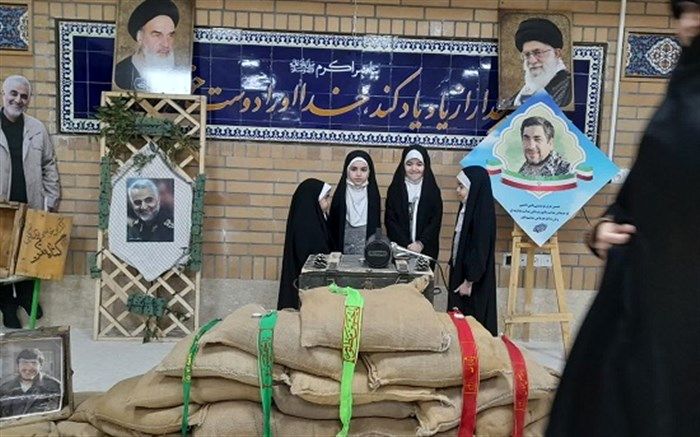 برگزاری مراسم گرامیداشت دهه فجر در دبیرستان شهید هندویان قم