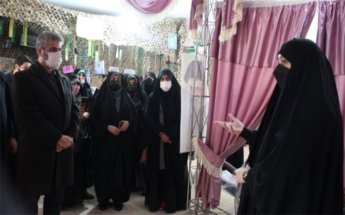 محور تشکیل نمایشگاه‌های مدرسه انقلاب  و راویان آن جوانان دانش‌آموز هستند