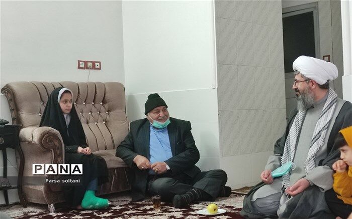 عیادت امام جمعه کاشمر از دانش‌آموز قرآنی