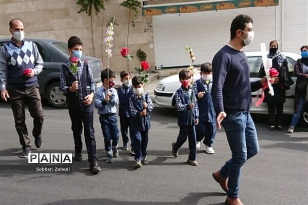 غبارروبی مزارشهدا توسط دانش‌آموزان رودهن در دهه فجر