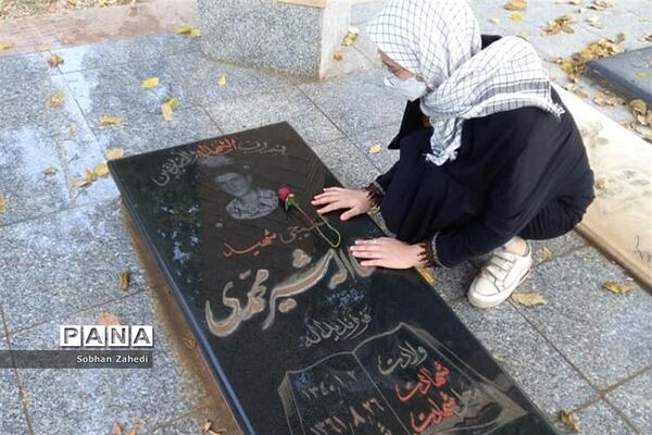 غبارروبی مزارشهدا توسط دانش‌آموزان رودهن در دهه فجر
