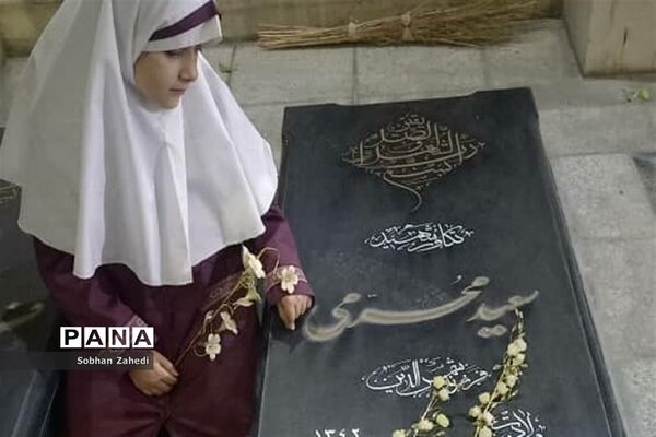 غبارروبی مزارشهدا توسط دانش‌آموزان رودهن در دهه فجر