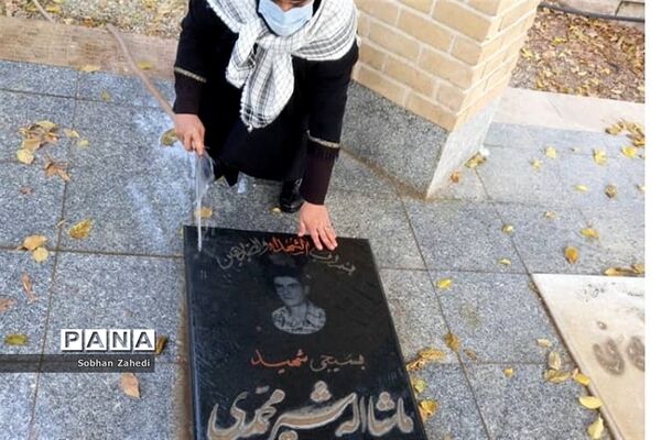 غبارروبی مزارشهدا توسط دانش‌آموزان رودهن در دهه فجر