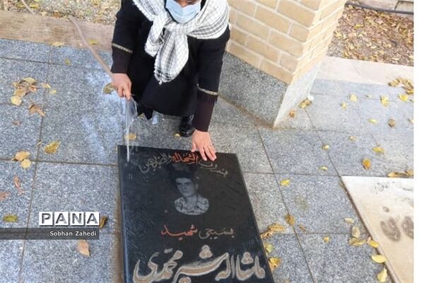 غبارروبی مزارشهدا توسط دانش‌آموزان رودهن در دهه فجر