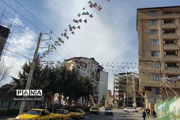 آذین بندی شهر رودهن برای استقبال از ۲۲ بهمن