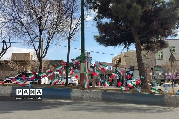 آذین بندی شهر رودهن برای استقبال از ۲۲ بهمن