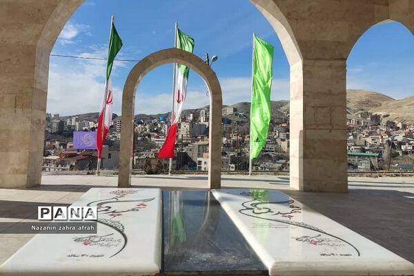 آذین بندی شهر رودهن برای استقبال از ۲۲ بهمن