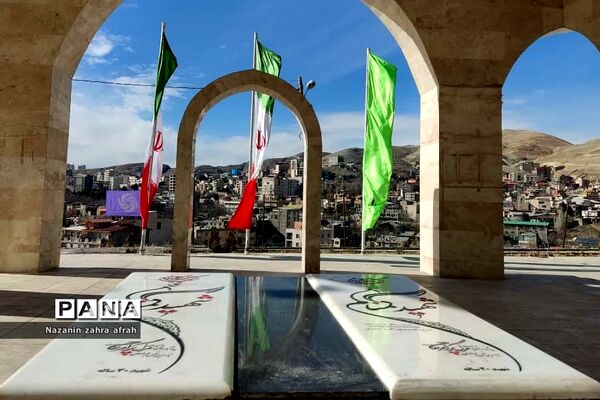 آذین بندی شهر رودهن برای استقبال از ۲۲ بهمن