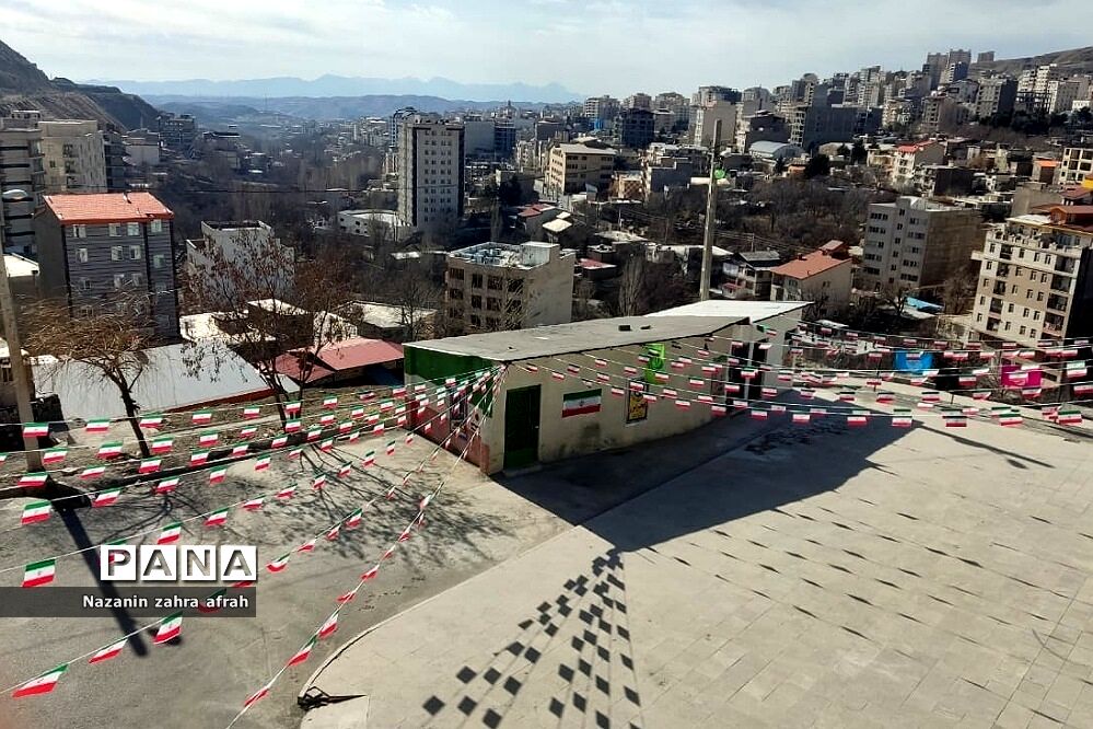 آذین بندی شهر رودهن برای استقبال از ۲۲ بهمن