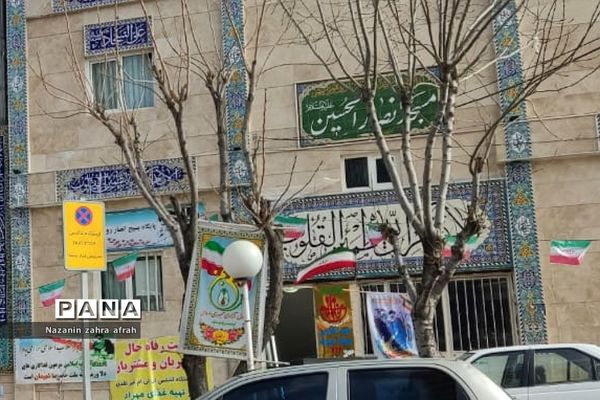 آذین بندی شهر رودهن برای استقبال از ۲۲ بهمن